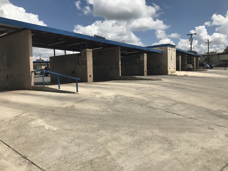 More Photos Of 115 W Glenview Dr, San Antonio Carwash For Sale