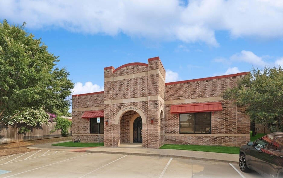 Primary Photo Of 820 Central Dr, Colleyville Office For Sale