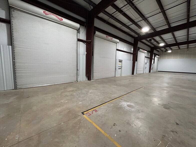 More Photos Of 7265 W 43rd St, Houston Warehouse For Lease