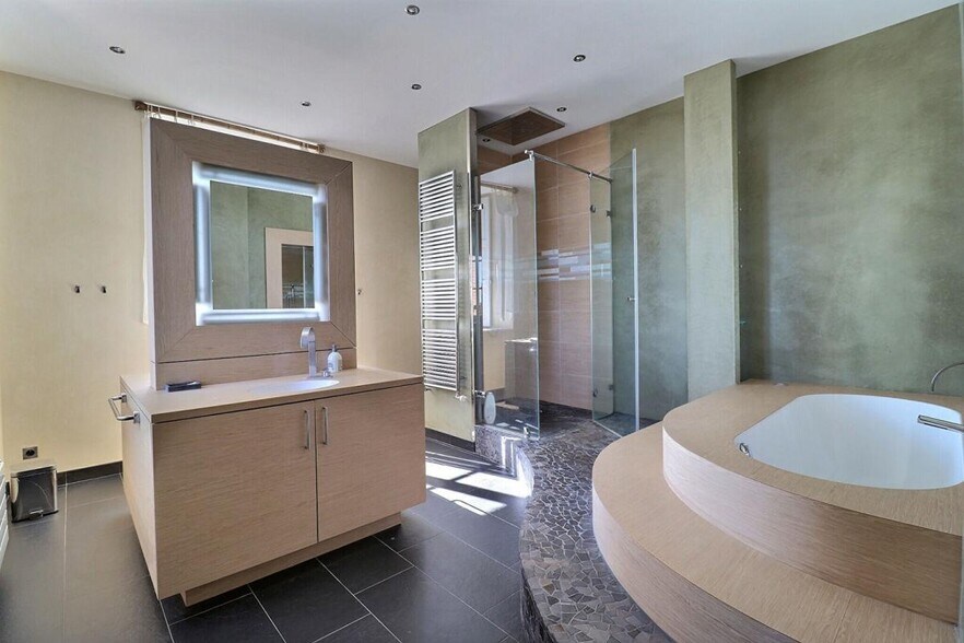 More Photos Of , Cholet Office For Sale