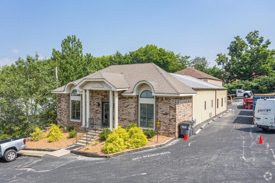 Primary Photo Of 139 Dean Dr, Clarksville Office For Sale
