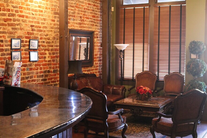 More Photos Of 111 E Erwin St, Tyler Storefront Retail Office For Lease