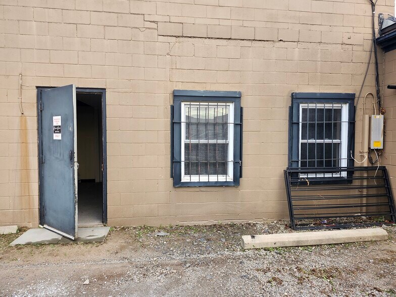 More Photos Of 1 Hiscott St, St Catharines Warehouse For Lease