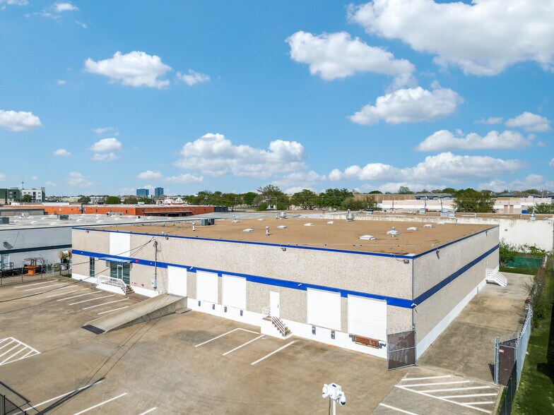 More Photos Of 11232 Leo Ln, Dallas Warehouse For Lease