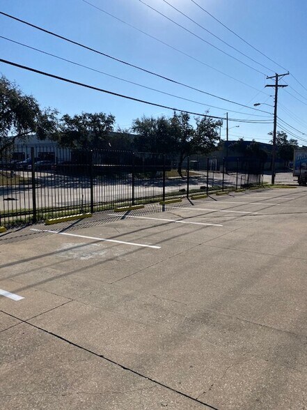 More Photos Of 11061 Shady Trl, Dallas Showroom For Lease