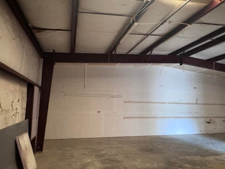 More Photos Of 8173 E Bay Blvd, Navarre Showroom For Lease