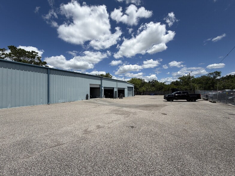 More Photos Of 15921 N Florida Ave, Lutz Warehouse For Lease
