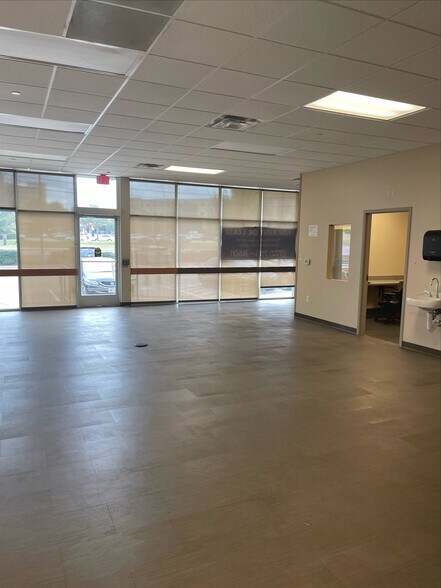 More Photos Of 3321-3335 Wheatland Rd, Dallas General Retail For Sale