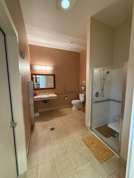 More Photos Of 10315 19th Ave SE, Everett Medical For Sale