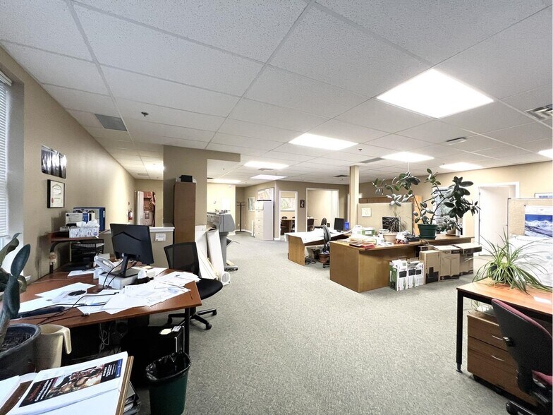 More Photos Of 998 Harbourside Dr, North Vancouver Showroom For Sale