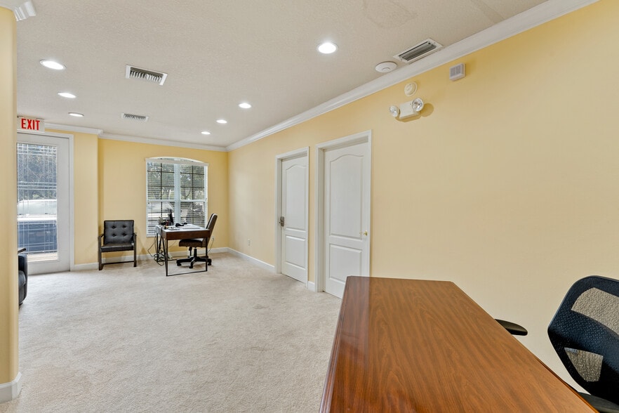 More Photos Of 18540-18544 N Dale Mabry Hwy, Lutz Office For Sale