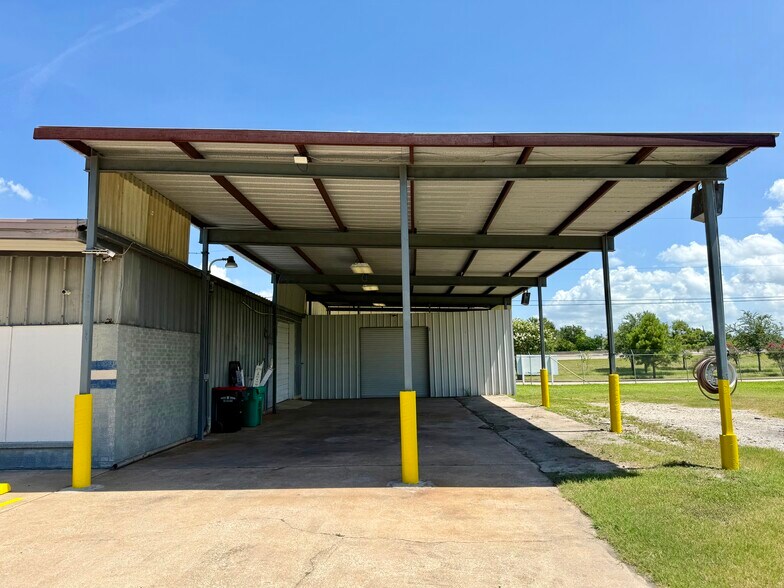 More Photos Of 204 Schilling St, Baytown Warehouse For Sale