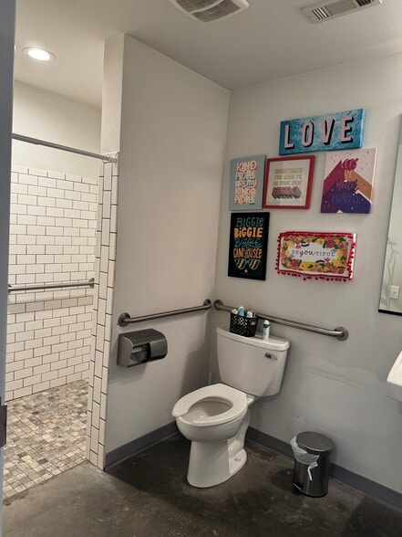More Photos Of 3406-4 SE J St, Bentonville Freestanding For Lease