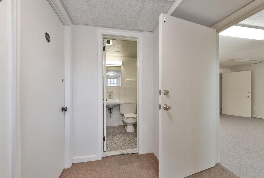 More Photos Of 808 Bethlehem Pike, Glenside Office For Sale