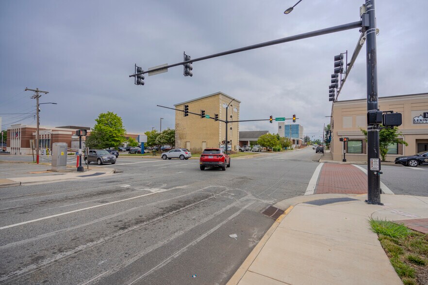 More Photos Of 1 N State St, Lexington Showroom For Sale