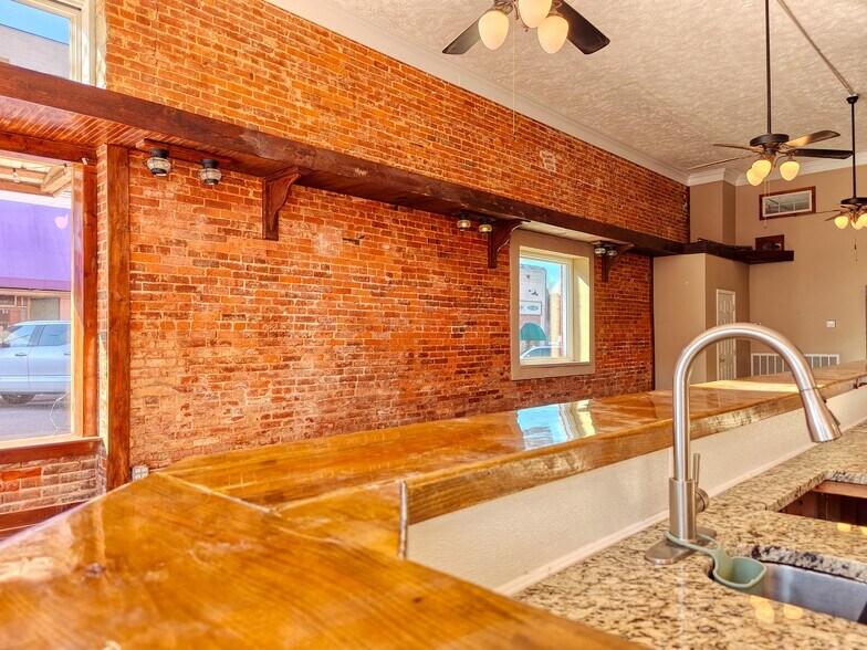 More Photos Of 5 Broadway St, McKenzie General Retail For Sale