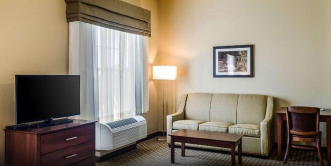 More Photos Of 700 Main St, Hackberry Hotel For Sale