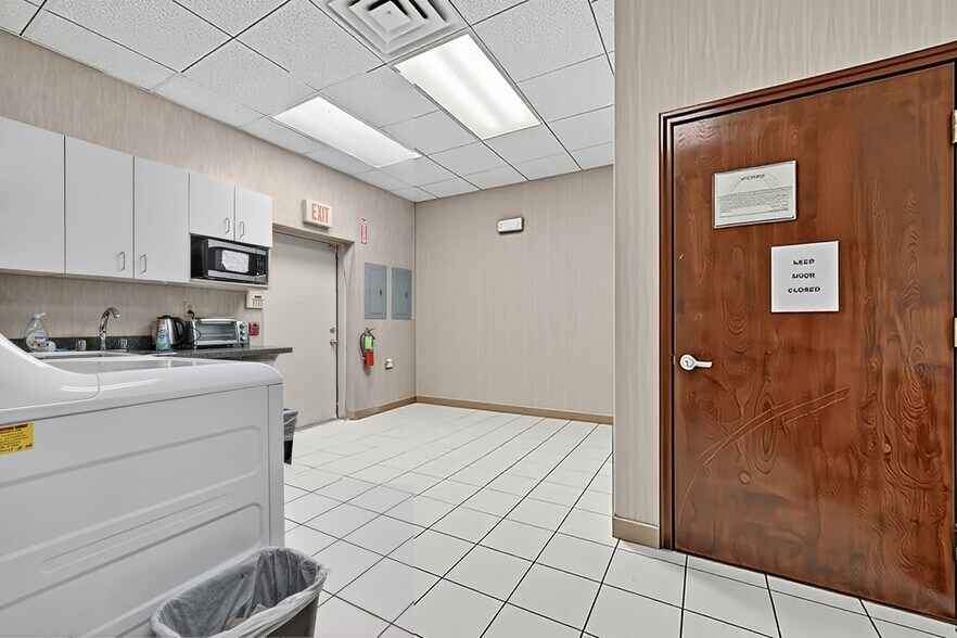 More Photos Of 24-26 Liberty Square Mall, Stony Point Office For Sale