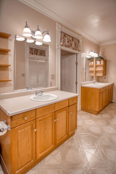 More Photos Of 226 Fort McKavitt St, Mason Hospitality For Sale