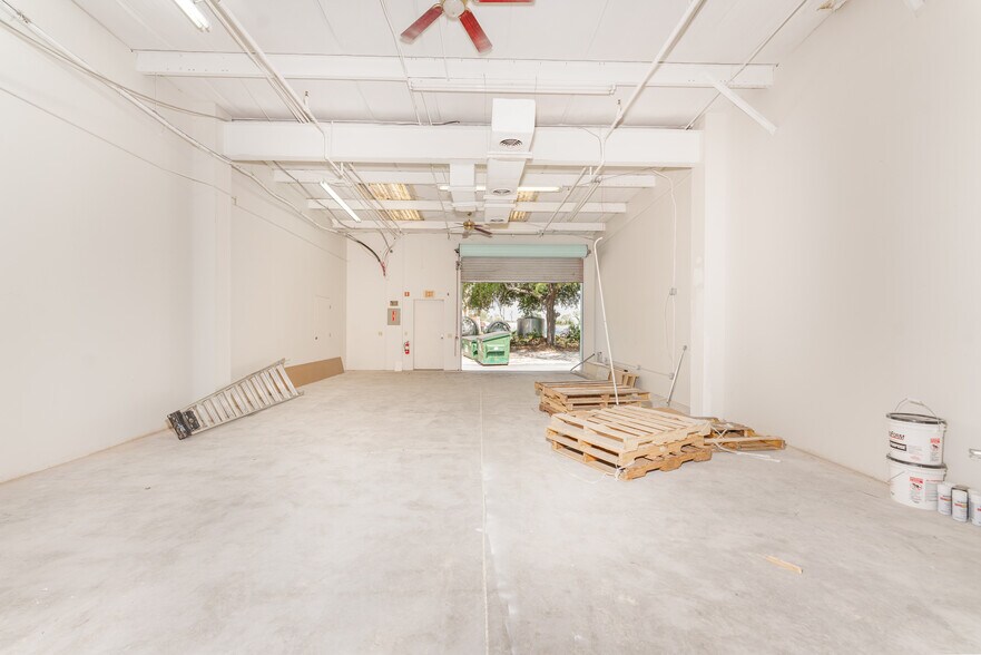 More Photos Of 999 Cattlemen Rd, Sarasota Freestanding For Lease