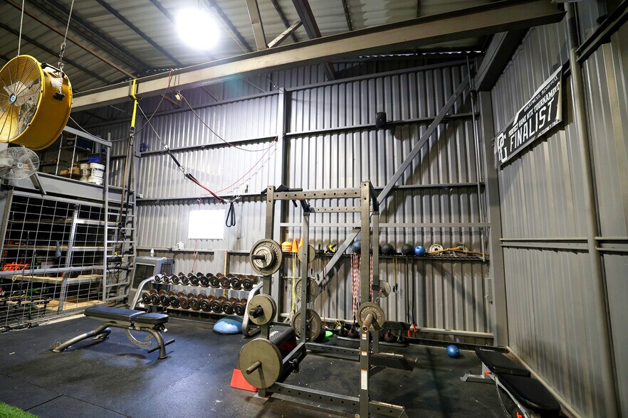 More Photos Of 415 Topeka Ave, Justin Warehouse For Sale