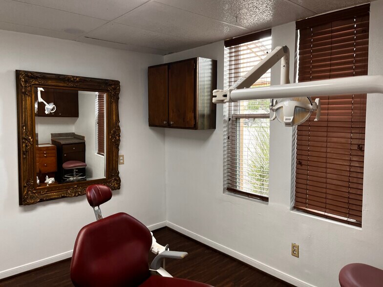 More Photos Of 6910 Bellaire Blvd, Houston Office For Sale