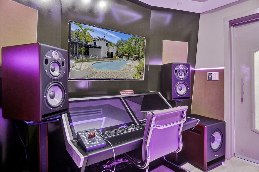 More Photos Of 430 Ne 121st St, Biscayne Park Movie Radio TVStudio For Sale
