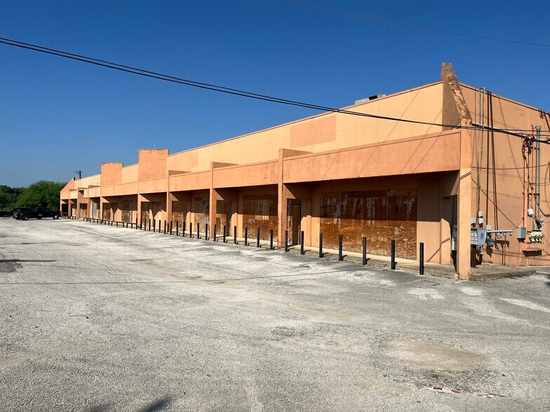 More Photos Of 3911-3929 E IH-10, San Antonio Light Manufacturing For Lease