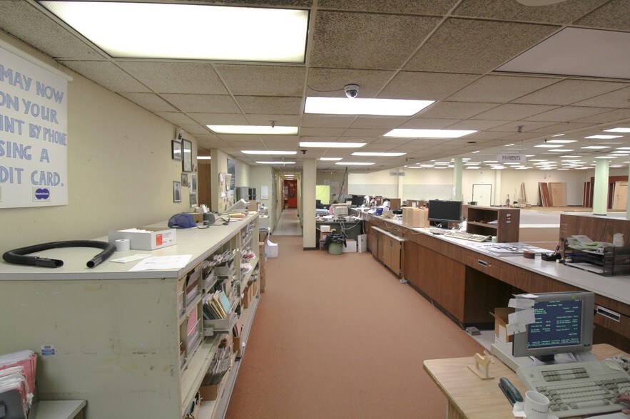 More Photos Of 1010 3rd Ave, Huntington Storefront Retail Office For Lease