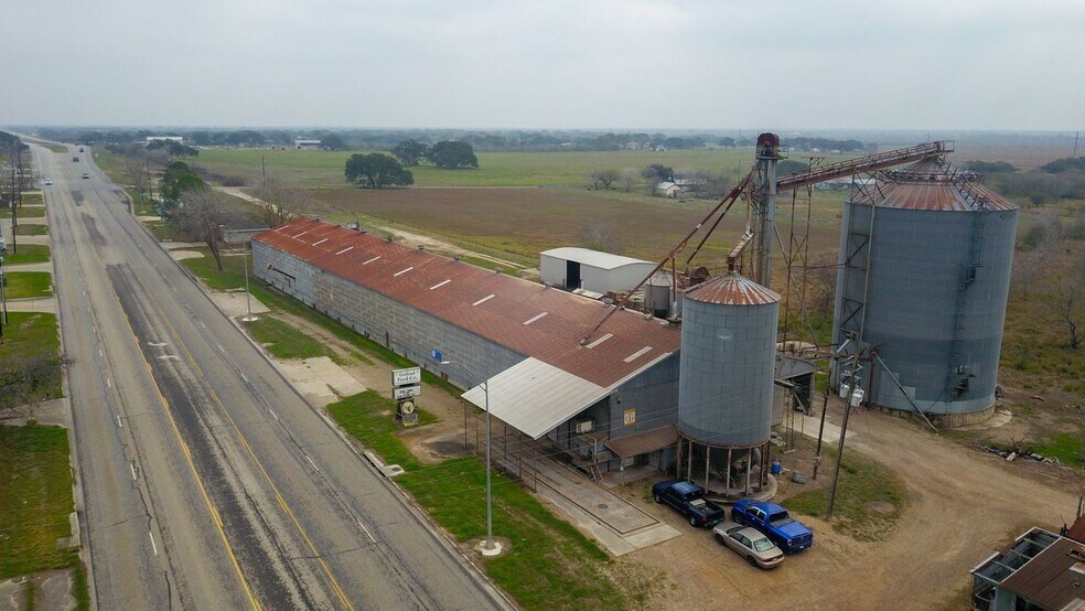 More Photos Of 610 E End St, Goliad General Retail For Sale