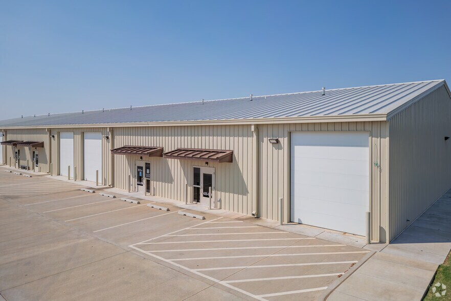 More Photos Of 633 Hundred Oaks Dr, Edmond Warehouse For Lease