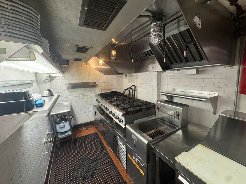 More Photos Of 158 8th Ave, New York Storefront Retail Residential For Lease