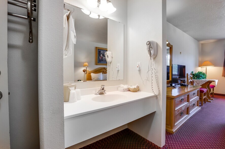 More Photos Of 2019 N Poplar St, Leadville Hotel For Sale