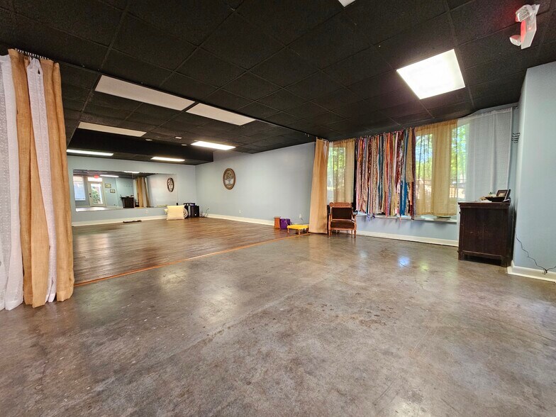 More Photos Of 595 E Crossville Rd, Roswell Office For Lease