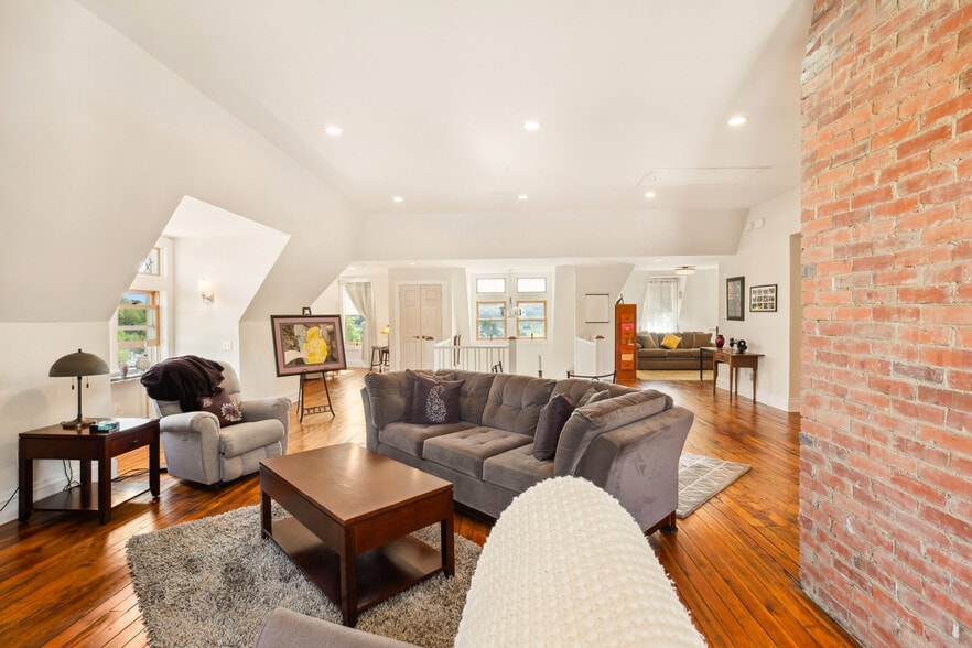More Photos Of 301 Meyers Ave, Meyersdale Hotel For Sale