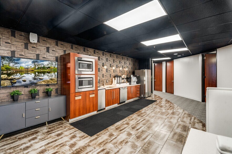 More Photos Of 3010 Lyndon B Johnson Fwy, Dallas Coworking Space