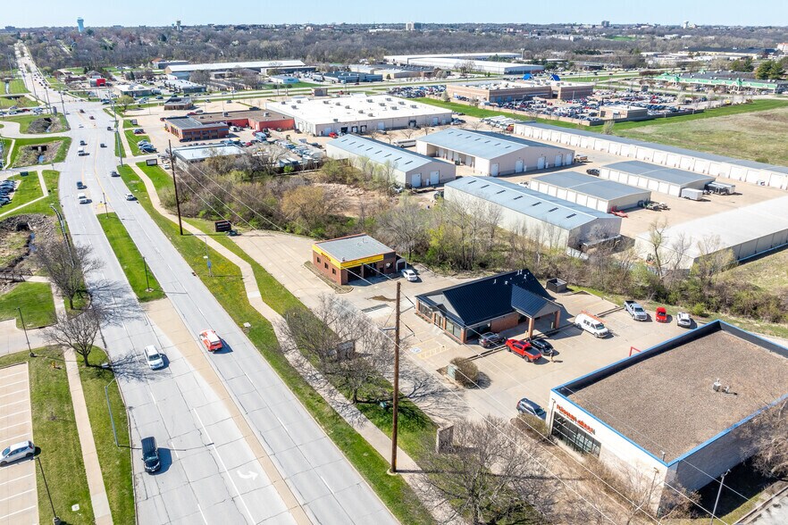 More Photos Of 2646-2650 100th St, Urbandale Freestanding For Lease