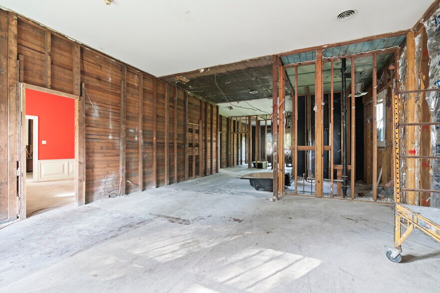 More Photos Of 752 N Columbia St, Covington Office Residential For Sale