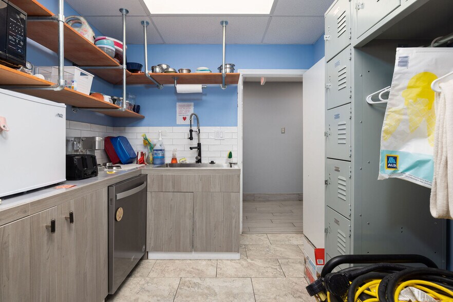 More Photos Of 5617 Dorchester Rd, North Charleston Veterinarian Kennel For Lease