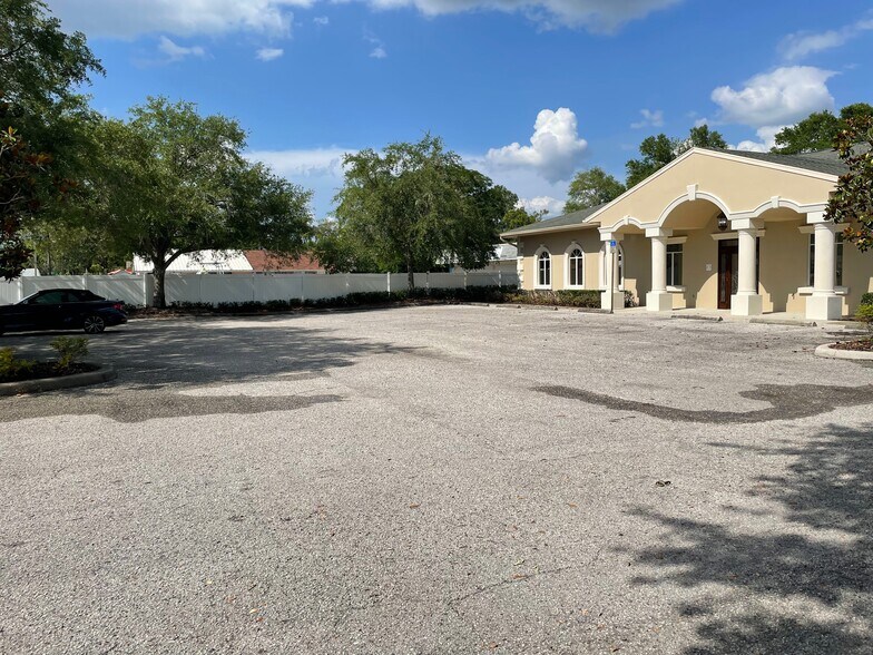 More Photos Of 8407 Pinehurst Dr, Tampa Office For Lease