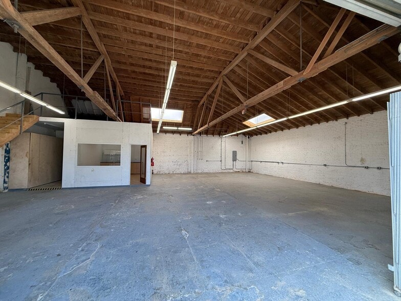 More Photos Of 1602 W 39th Pl, Los Angeles Warehouse For Lease