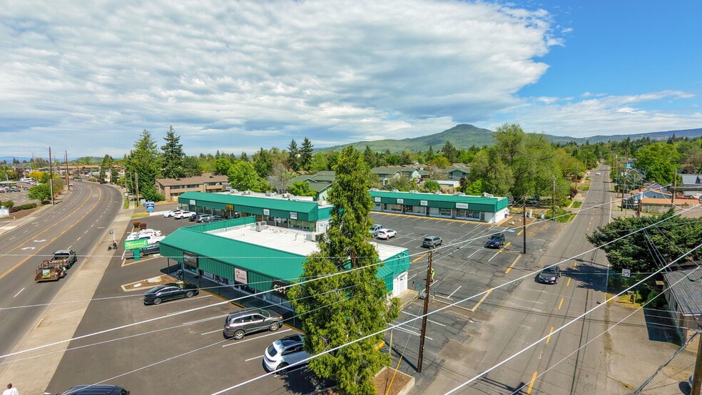 More Photos Of 604-628 Crater Lake Ave, Medford Freestanding For Sale