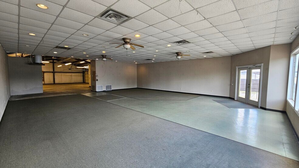 More Photos Of 1122 E Main St, Cushing Freestanding For Lease