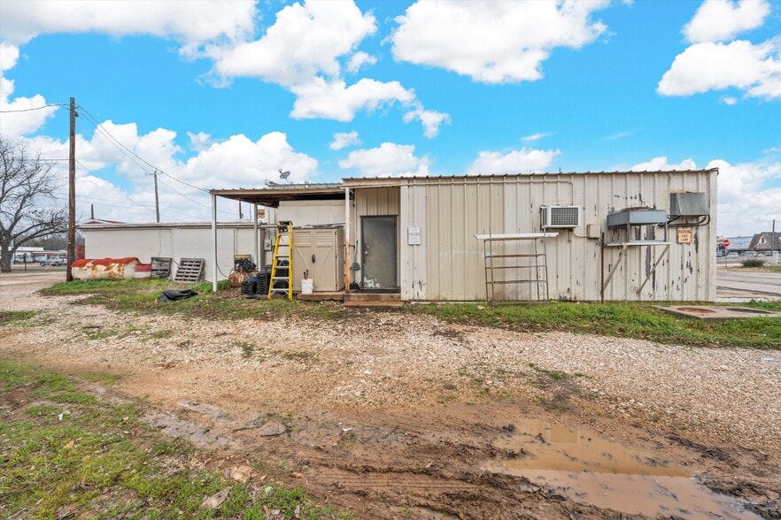 More Photos Of 201 W Oak St, West Service Station For Sale