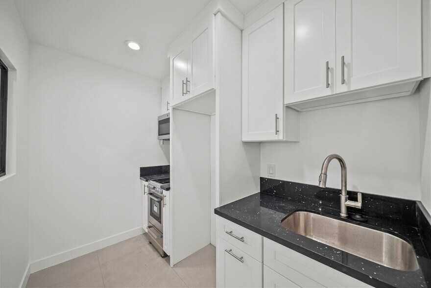 More Photos Of 11488 Burbank Blvd, North Hollywood Flex For Sale