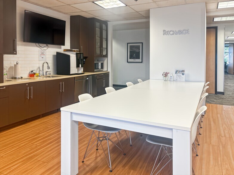 More Photos Of 701 Palomar Airport Rd, Carlsbad Coworking Space