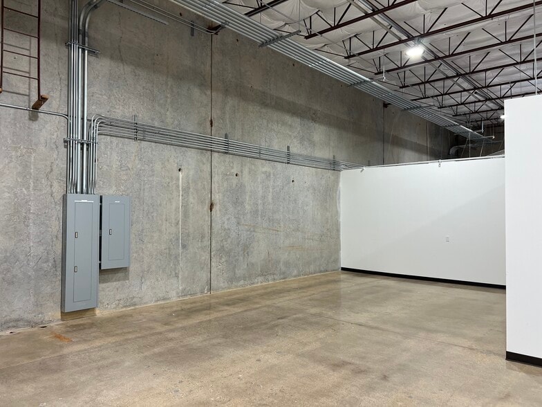 More Photos Of 10939 Shady Trl, Dallas Distribution For Lease