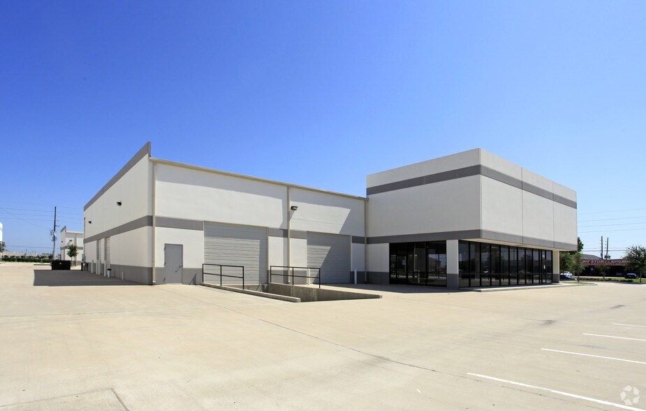 More Photos Of 12838 Murphy Rd, Stafford Showroom For Sale