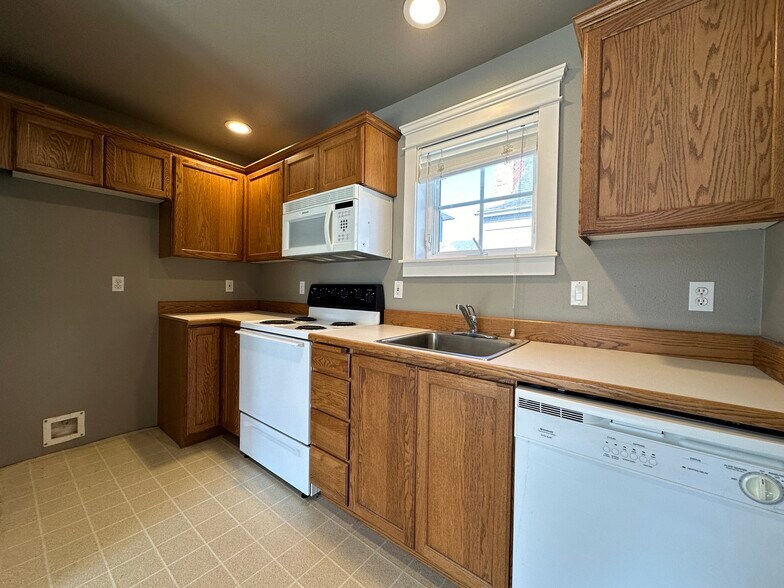 More Photos Of 1505 Ne Village St, Fairview Office For Sale