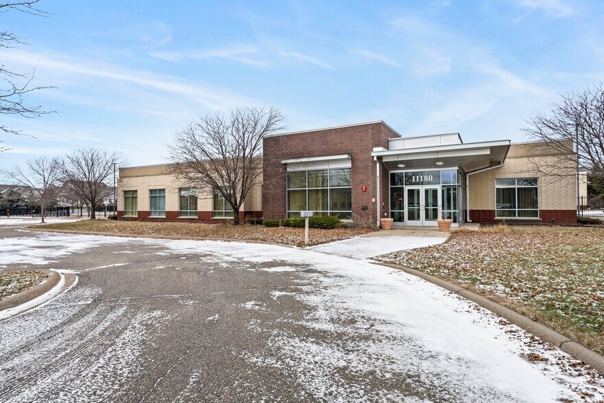 More Photos Of 11180 86th Ave N, Osseo Flex For Lease